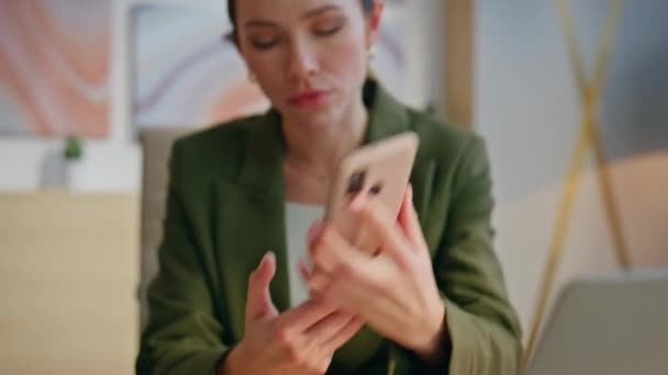 女性の手は ノートパソコンのクローズアップでワークデスクに座って電話に応答します 神経質な若いビジネスマンは オフィスの職場で話す携帯電話をイライラさせました Annoyed ストレス スマートフォン — ストック動画