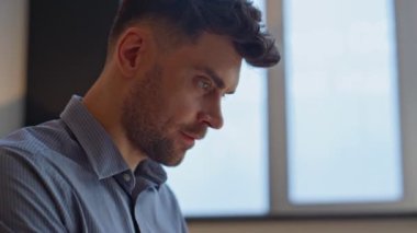 Odaklanmış yönetmen e-postayı okuyarak evde dikkatli bir şekilde çalışıyor. İş adamı, yerel ofiste basın açıklaması hazırlamak için düğmelere basıyor. Lider sadece kabinede klavye basıyor.