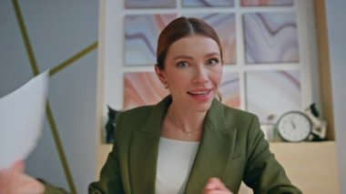 Modern oda portresi için gergin bir kız arıyor. Stresli sinirli yaratıcı eskizler fırlatıyor bilgisayar kullanarak sanal sohbetler yapıyor. Çılgın kadın uzak işyeri pov online konferans yapıyor 