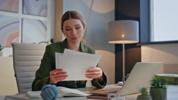 Poważny Twórca Patrząc Papiery Siedzi Laptop Stół Miejsce Pracy Biurze — Wideo stockowe