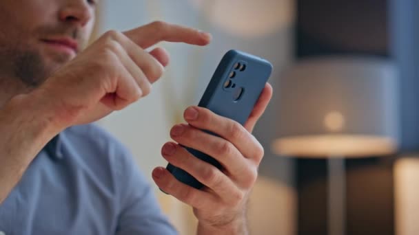 Άνθρωπος Χέρια Κύλιση Smartphone Κάθεται Σύγχρονο Γραφείο Closeup Άγνωστος Επιχειρηματίας — Αρχείο Βίντεο
