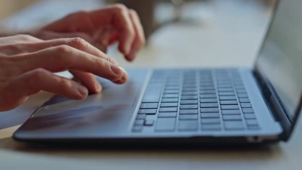Mãos Homem Digitando Teclado Computador Portátil Escritório Closeup Dedos Homem — Vídeo de Stock