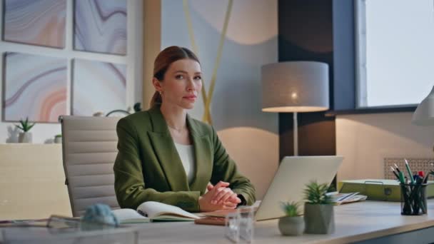 Patron Confiant Envisageant Gros Plan Bureau Pensif Souriant Femme Employée — Video
