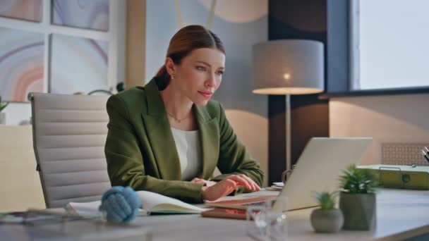 Podekscytowana Kobieta Czyta Wspaniałe Wiadomości Ekranie Laptopa Siedząc Luksusowe Biuro — Wideo stockowe