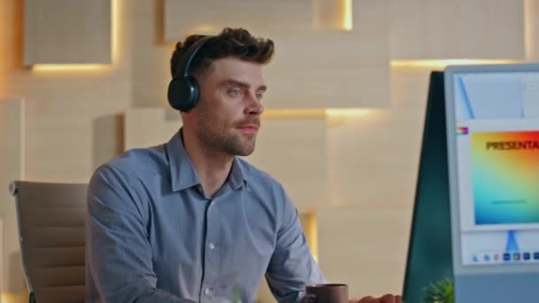 Tasarımcı Yerinde Kablosuz Kulaklıkla Müzik Dinliyor Kulaklıklı Bilgisayar Başında Çalışan — Stok video