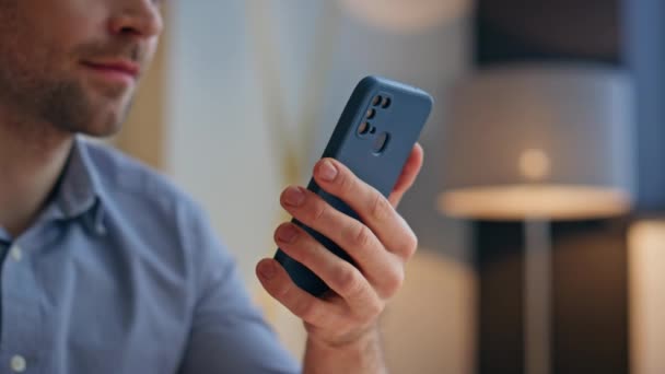 Homem Mãos Segurando Celular Escritório Closeup Bonito Profissional Usando Telefone — Vídeo de Stock
