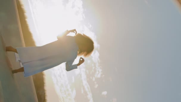 Silhouette Jeune Fille Artiste Dansant Coucher Soleil Reflétant Dans Miroir — Video