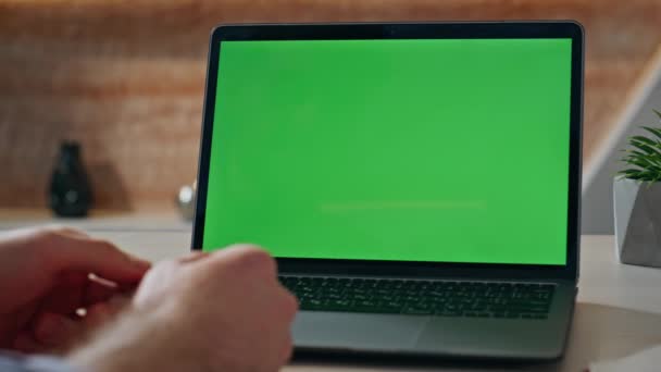 Boss Video Dem Greenscreen Laptop Gestikulierende Hände Großaufnahme Büro Anruft — Stockvideo
