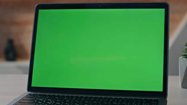 公司工作场所特写镜头上空白的彩色关键笔记本电脑显示 现代写字台上的绿色屏幕电脑显示器 记事本放在木制桌子上 工作流程技术概念 — 图库视频影像