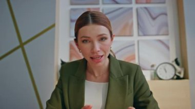 Ajansın pov portresinden duygusal yönetim kurulu başkanı arıyor. Kendine güvenen iş kadını bilgisayarın yakın çekimini kullanarak iş yerindeki müşteriyle görüntülü konuşma yapıyor. İş yerinde online konferans veren ciddi bir kadın. 