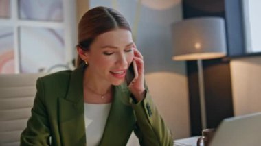 Neşeli yönetmen modern ajansta cep telefonu görüşmeleri yapıyor. Gülümseyen başarılı kadın cep telefonu konuşmasından zevk alıyor. Bilgisayarda çalışan mutlu iş kadını elinde kağıtlar tutuyor.