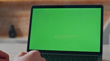 İş adamı yeşil ekran dizüstü bilgisayarı kabine masasında çevrimiçi konferans için bekliyor. Tanımlanamayan yönetici şirket ofisinde krom anahtar monitöründe çalışıyor. Model bilgisayar kullanan yaratıcı işçiler