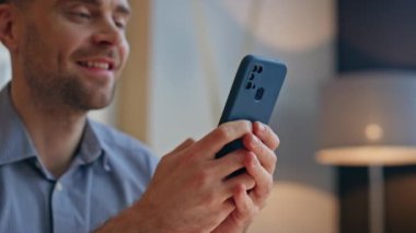 Dolabın kapanışında akıllı telefon daktilo eden bir iş adamı. Ofisteki iş ortağıyla mesajlaşan yakışıklı adam. Haberleri cep telefonuyla okuyan finans işçisi. Başlayan eller internette geziniyor 