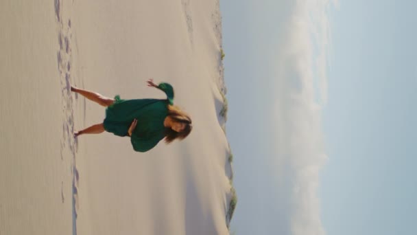 Спортивная Брюнетка Танцует Песчаных Дюнах Черном Платье Вертикального Снимка Африканская — стоковое видео