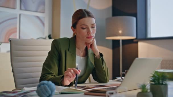Pensive Lady Boss Looking Laptop Creating Ideas Modern Desk Close — стоковое видео