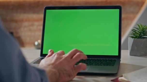 经理手滚动模拟笔记本电脑触摸板在写字台的特写镜头 在室内远程办公的彩色按键计算机上工作的不知名商人 仅在绿色屏幕上阅读电子邮件的自由职业者 — 图库视频影像