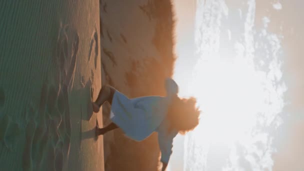 Silueta Tânără Pasionată Dansând Apusul Soarelui Deșert Vertical Fată Africană — Videoclip de stoc