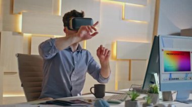 Ofiste sanal gerçeklik gözlükleriyle çalışan bir iş adamı. Yenilikçi şirket gelişimi için VR gözlüklerini test eden yetenekli geliştirici. İnsan elleri iş yerinde görünmez arayüz simülasyonunu kaydırıyor