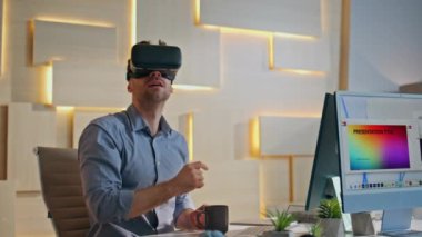 VR gözlükleri işçisi, yenilik bürosunda proje geliştiriyor. Gözlüklü iş adamı sanal gerçeklik kontrol arayüzü üzerinde çalışıyor. İşyerinde fütüristik teknoloji kullanan bir yönetici.