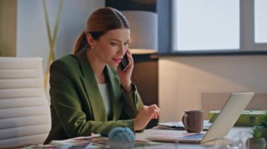 Finans müdürü yakın planda akıllı telefondan bahsediyor. Dizüstü bilgisayarda çalışan genç bir iş kadını modern yaratıcı ofisin ortağını arıyor. Şirket çalışanı cep telefonundan danışmanlık yapıyor.