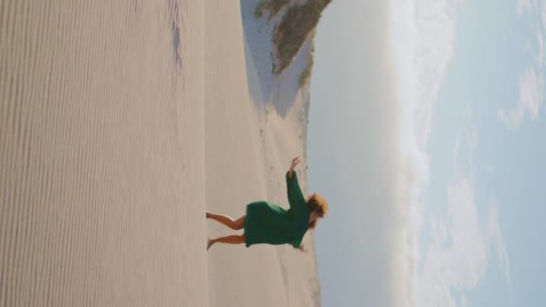 Силуэт Молодой Активной Женщины Танцующей Эмоционально Песчаной Пустыне Расстоянии Вертикально — стоковое видео