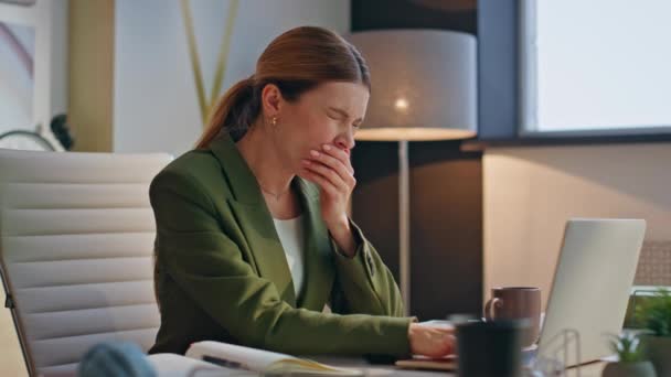 Tvrdě Pracující Žena Zívá Notebook Pracoviště Útulné Kanceláři Detailní Záběr — Stock video