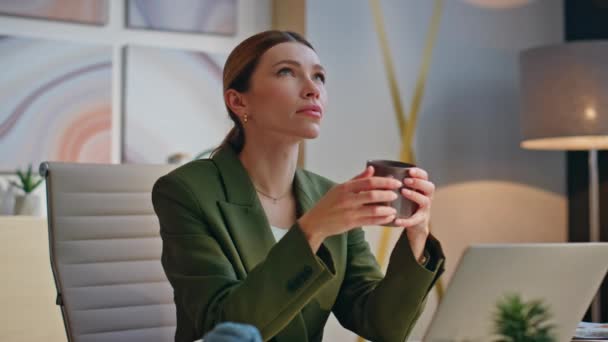 Müdür Elinde Kahve Fincanı Tutuyor Ofiste Dinleniyor Düşünceli Kadın Işten — Stok video