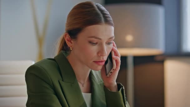 Känslomässig Affärskvinna Svara Samtal Talar Mobiltelefon Skåp Närbild Arg Nervös — Stockvideo