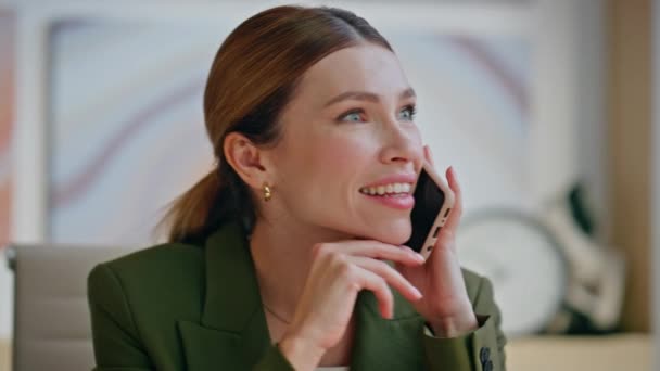 Zbliżenie Szczęśliwy Bizneswoman Dzwoni Telefon Komórkowy Posiedzenia Biura Pozytywny Pewny — Wideo stockowe