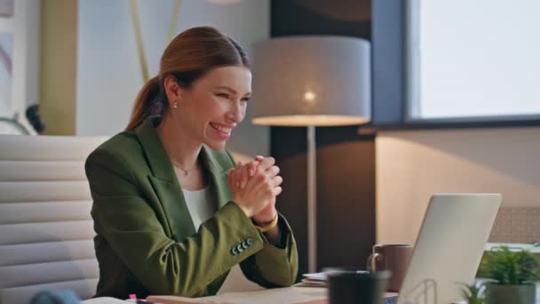 Sonriente Empleado Trabajo Computadora Interior Moderno Primer Plano Mujer Satisfecha — Vídeos de Stock