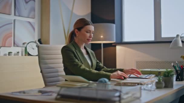 Mujer Oficina Empezar Trabajar Agencia Moderna Primer Plano Empresaria Satisfecha — Vídeos de Stock