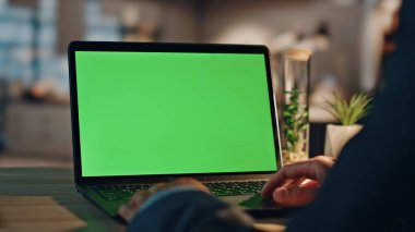 Kapanış çalışanı, gece içlerindeki yeşil ekran monitörüne bakıyor. Şirket ofisinde krom anahtar bilgisayarda çalışan tanınmayan bir yönetici. İş adamı çevrimiçi konferans için dizüstü bilgisayar kullanıyor. 