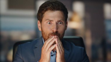 Neşeli adam geceleri yakın plan çekimde el kaldırıyor. Orta yaşlı işadamı vay canına diyor. Ofis müdürü iyi bir e-posta aldığı için sevinirken kendini mutlu hissediyor. Şirket yaşam tarzı kavramı