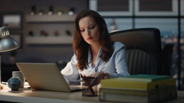 Sinirli kadın, bilgisayar masası iş yerindeki çağrıya cevap veriyor. Panoramik Pencere Ofisi 'nde cep telefonu tartışan stresli bir iş kadını. Kızgın bayan patron cep telefonu konuşmasında kötü haber veriyor. 