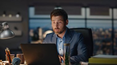 Ofis çalışanı video konferansında bilgisayarla sohbet ediyor. Sakallı işadamı, akşam ajanstaki bilgisayarda konuşma eğitimi veren bir web sitesi yönetiyor. Profesyonel adam açıklama görevi