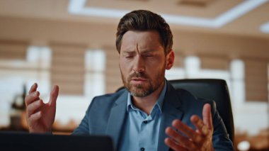 Şok olmuş bir adam iş yerinde bilgisayarla tartışıyor. Gergin, modern ofiste el kol hareketi yapan işadamı başarısızlığa tepki gösteriyor. Kaybeden yönetmen, bilgisayar masasının iç tarafına bağırıyor. 