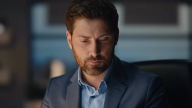 Gergin adam konuşuyor. Akşam iş yerinde telefona cevap ver. Yakın çekim. Öfkeli işadamı ofis masasında telefon görüşmesi yapıyor. Orta yaşlı bir yönetici yüksek tonda cep telefonuyla konuşuyor. 