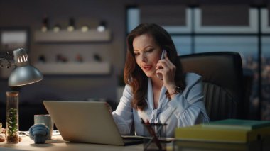 Ofis çalışanı gece kabinesinde projeyi tartışıyor. Becerikli bir iş kadını, lamba lambasındaki iş detaylarını açıklamak için ortağını arıyor. Şık bayan şef akıllı telefonda tek başına konuşuyor.