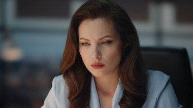 Kadın patron akşam kabinesinde yüzünü düşünüyor. Esmer iş kadını, gece işyerinde oturup proje üzerine kafa yoruyor. Düşünceli CEO 'lar ilham bekliyor. Zor işleri çözme görevi. 