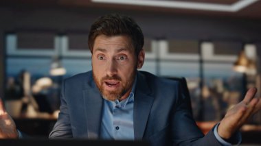 Geceleri internette iş arkadaşı tartışması yapan çılgın bir iş adamı. Sinirli yönetmen karanlık bir yerde video görüşmesi yapıyor. Ofisteki duygusal yönetim kurulu başkanı aynı fikirde değil. Üzücü yönetici dizüstü bilgisayarla sorunları tartışıyor