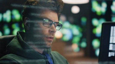 Veri hologramında çalışan yorgun kodlayıcı. Çok çalışan adamın gözlüğünü çıkarması gece veri bankası ofisinde gözlerini ovuşturması. Yorgun yazılım geliştiricisi karanlık işyerinde pc monitörlerine bakıyor
