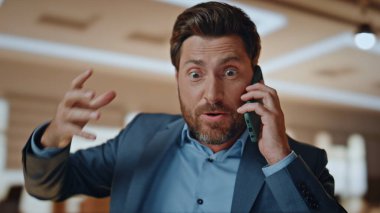 Öfkeli yönetici ofiste cep telefonu konuşması diye bağırıyor. İş acentesinde sinirli adam cep telefonundan konuşur. Gergin işadamı, özel kabinede duygusal jest yapan elleri tartışıyor
