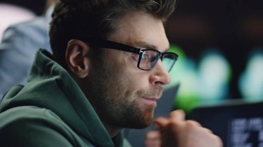 Yazılım geliştiricisi, iş arkadaşından veri tabanında yakın çekim yapmasını istiyor. Bilgi teknolojisi uzmanı, sistem yöneticisi bayanla kişisel bilgisayar görüşmeleri yapıyor.