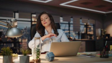Öfkeli patron, gece acentesinde gergin bir şekilde masaya vuruyor. Öfkeli iş kadını panoramik pencere odasındaki başarısızlıktan dolayı hatayı tatminsiz buluyor. Dizüstü bilgisayardaki sorunları çözen hayal kırıklığına uğramış bir kadın.