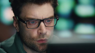 Teknik odada çalışan profesyonel kodlayıcı bilgisayarı kapatıyor. Veri merkezinde gözlük geliştirme programında odaklanmış yazılım geliştiricisi. Sistem mühendisi, işyerindeki işlemleri denetliyor