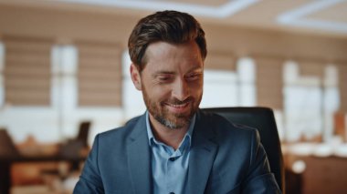 Ofiste kapanış konuşmasına olumlu cevap veriliyor. Neşeli bir iş adamı cep telefonu konuşmasında iyi haberler paylaşan bir işadamını selamlıyor. Mutlu sakallı yönetici akıllı telefon iletişiminin keyfini çıkarıyor. 