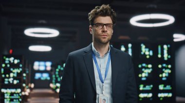 Dijital girişimci neon ışıklı veri tabanını yakın çekime alıyor. Ciddi sistem yöneticisi kameraya bakıyor ve Cloud web servis portresi üzerinde çalışıyor. Yazılım mühendisi merceği. E-iş konsepti