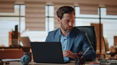 İş adamı ofis masasındaki kağıtlara iş notları yazıyor. Yakışıklı sakallı yönetici mali raporlarla meşgul. Resmi takım elbiseli adam kalem çizelgesini bilgisayar masasında tutuyor. 