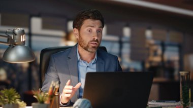 Sinir bozucu yönetici, akşam ofiste bilgisayarda kavga ediyor. Duygusal iş adamı panoramik pencere odasında agresif bilgisayar görüşmeleri yapıyor. Girişimci astlarını azarlıyor