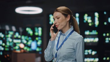 Bilgi işlem mühendisi, raflardaki donanımı yükselten akıllı telefonlardan bahsediyor. Veri merkezinde çalışan kendine güvenen müteahhit kadın depolama bilgisayar güvenliğini denetliyor. İnsanlar ve teknoloji kavramı 